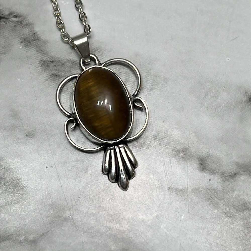 HANDMADE TIGERS EYE SILVER PENDANT WITH 925 SILVER CHAIN
NWT - Picture 2 of 9